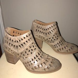Practically brand new Sofft booties